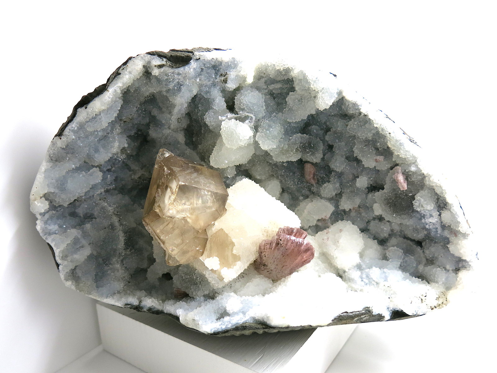 Calcite and Heulandite on Quartz
20 x 15 cm, 6 X 4 cm calcite crystal
(Autor: Jean Suffert)
