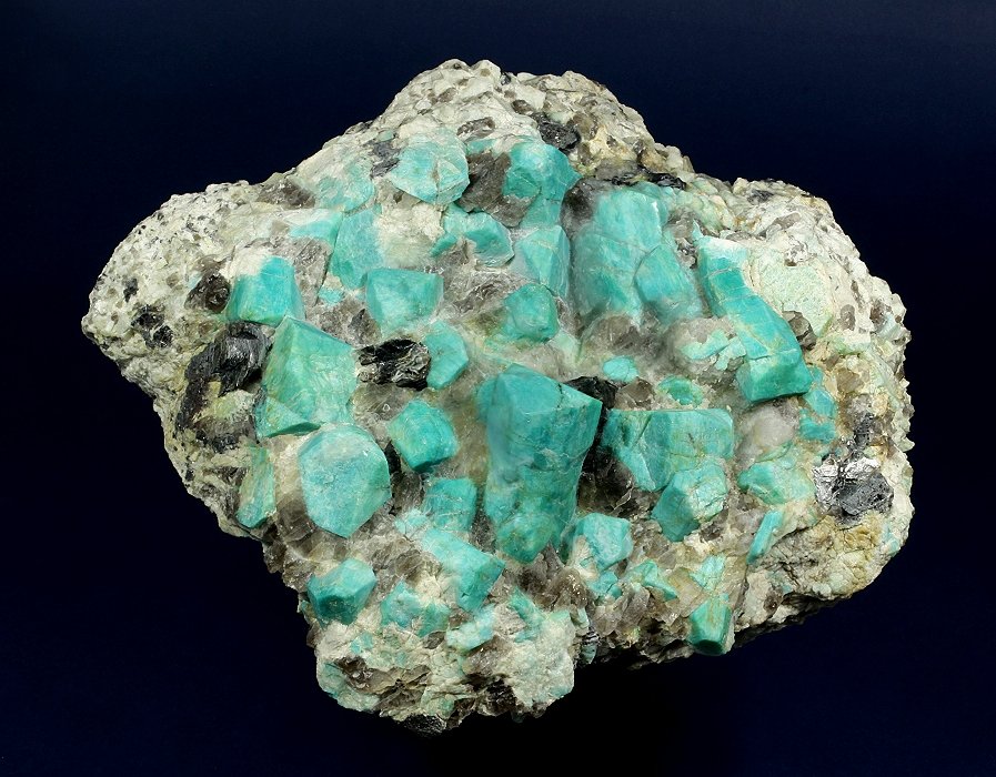 Microcline (var. amazonite) and Muscovite
233 x 203 x 83 mm
(Autor: GneissWare)