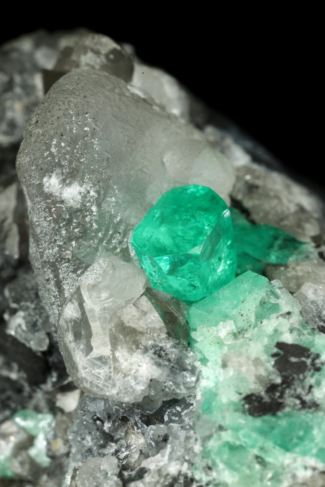 Beryl (variety emerald), Calcite, Dolomite
56x44x51mm, xls=7mm & 4mm
(Autor: Fiebre Verde)