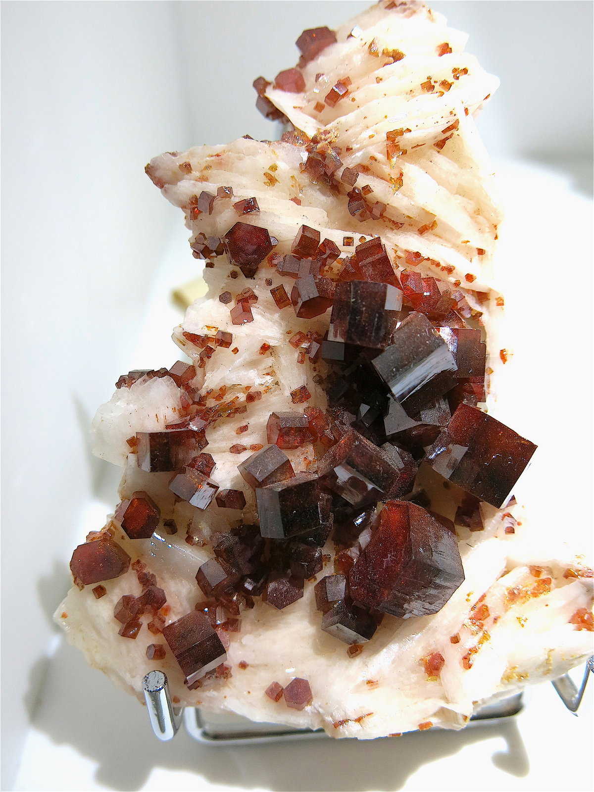 Vanadinite on white Baryte
10 x 7 cm
(Autor: Jean Suffert)