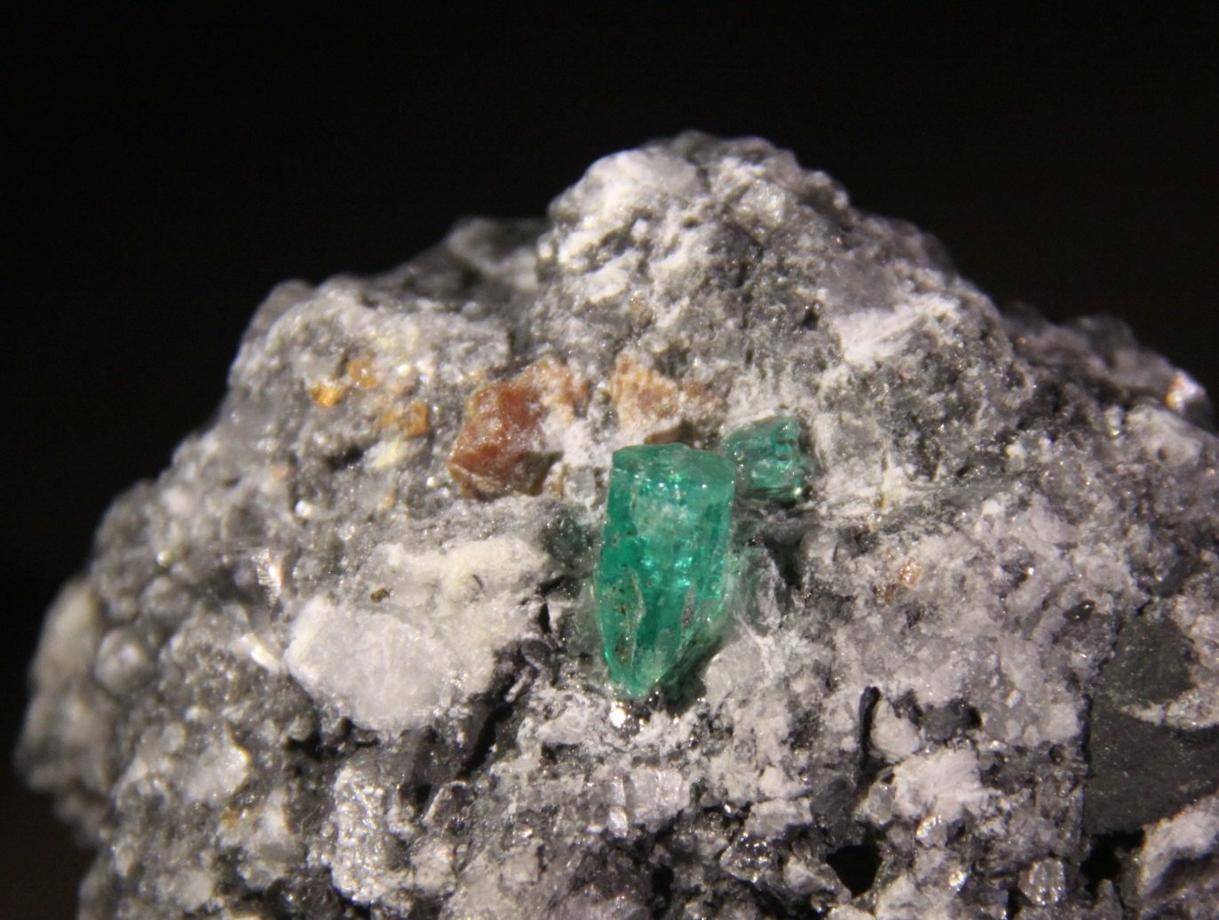 Beryl (variety emerald), Parisite and Calcite
45mm x 42mm x 36mm
(Autor: Firmo Espinar)