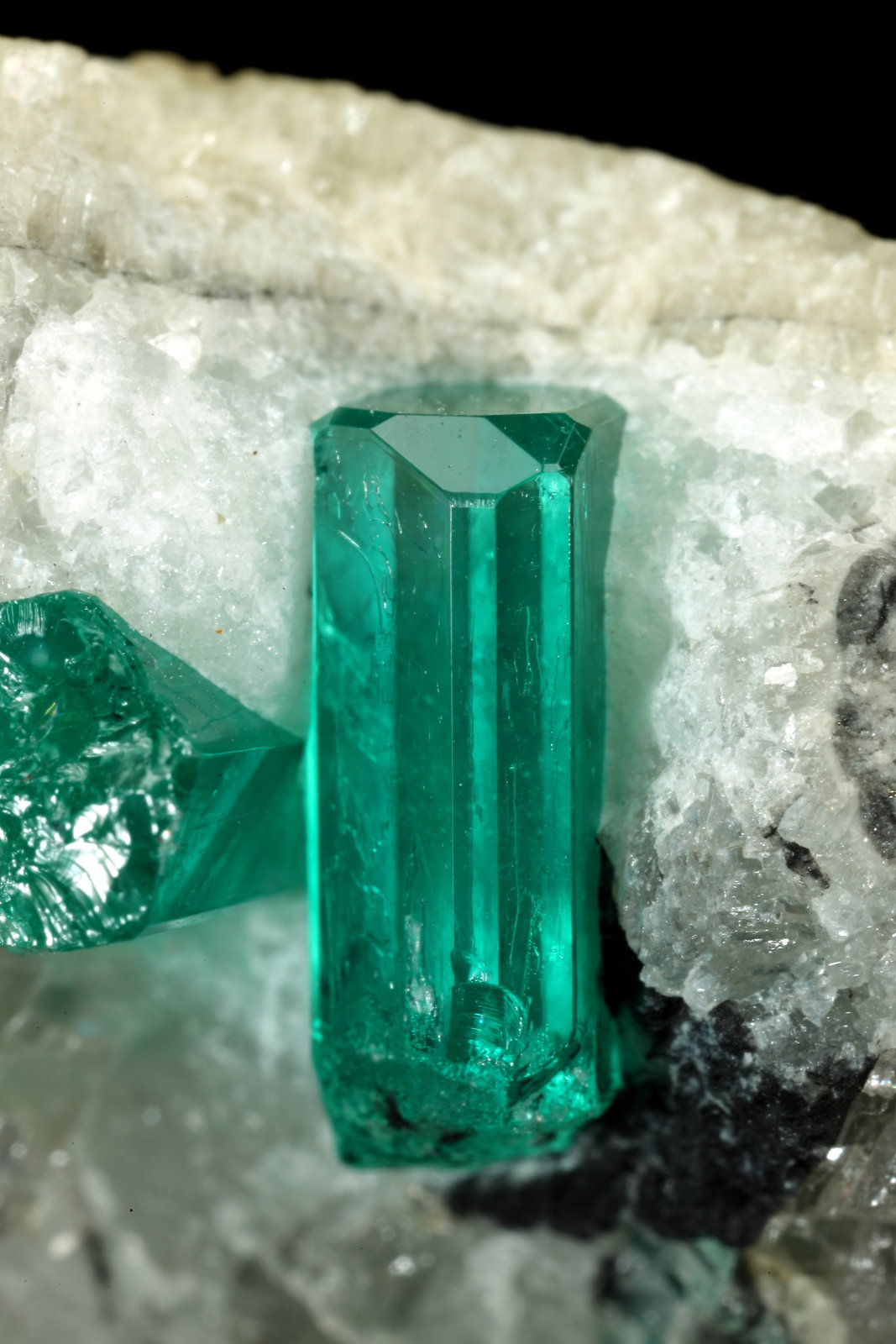 Beryl (variety emerald), Calcite
39x27x25mm, main xl=11mm
(Autor: Fiebre Verde)