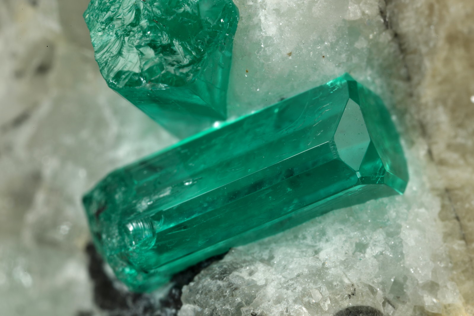 Beryl (variety emerald), Calcite
39x27x25mm, main xl=11mm
(Autor: Fiebre Verde)