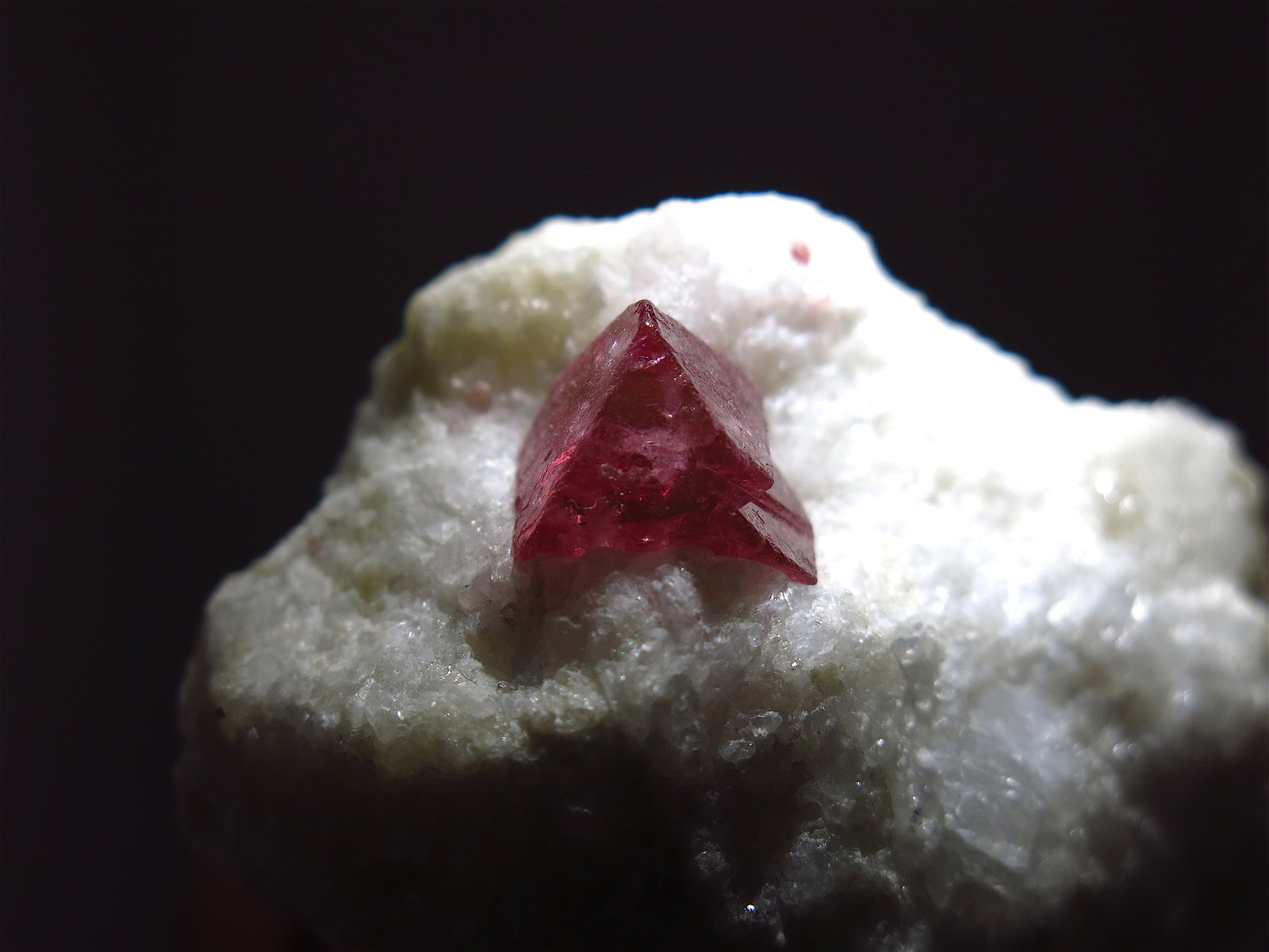 Spinel on Marble
1.5 x 1.5 cm (crystal)
(Autor: Jean Suffert)