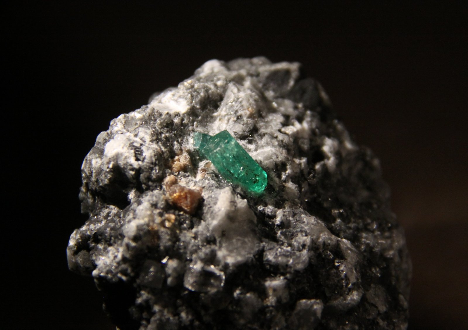 Beryl (variety emerald), Parisite and Calcite
45mm x 42mm x 36mm
(Autor: Firmo Espinar)