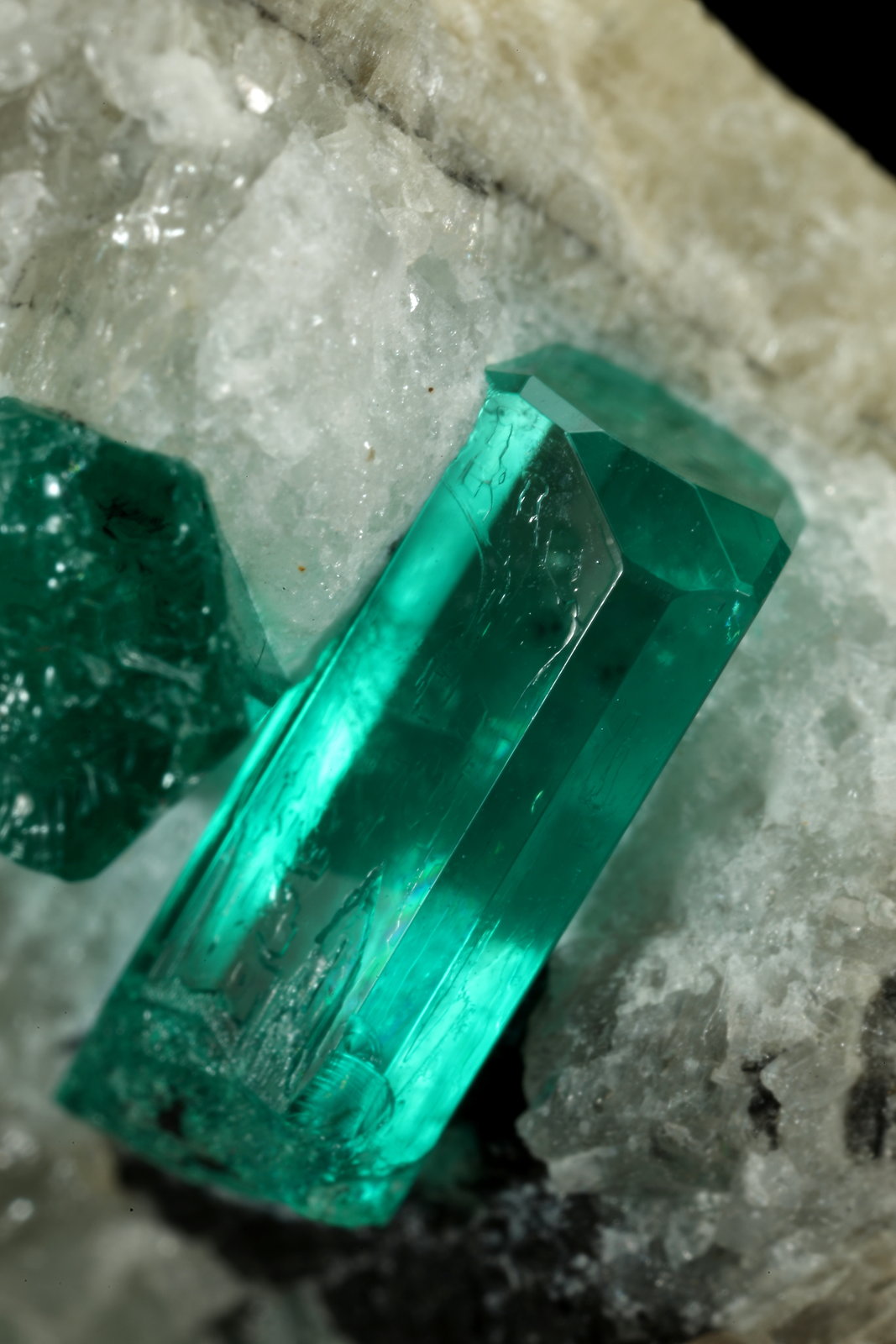 Beryl (variety emerald), Calcite
39x27x25mm, main xl=11mm
(Autor: Fiebre Verde)