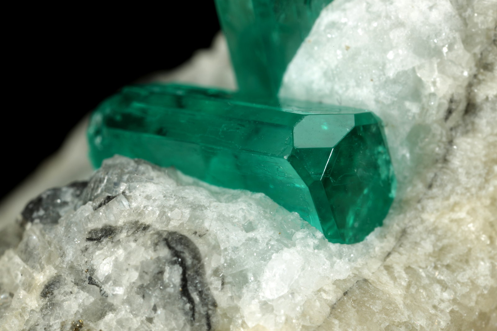 Beryl (variety emerald), Calcite
39x27x25mm, main xl=11mm
(Autor: Fiebre Verde)