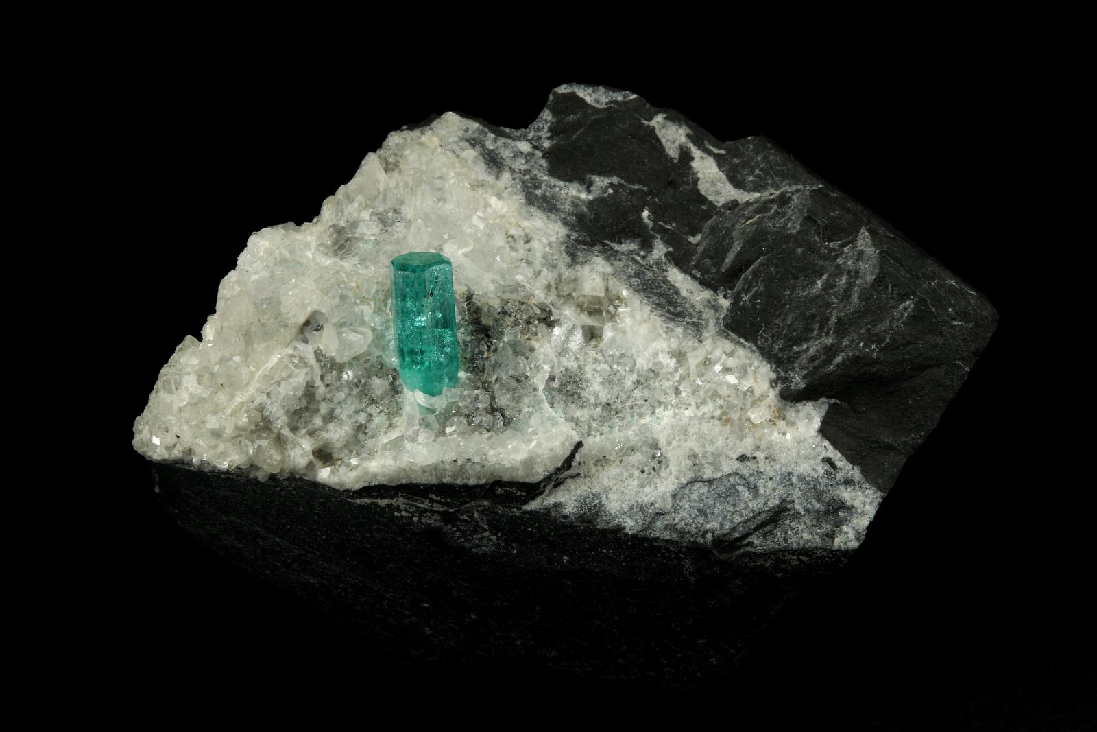 Beryl (variety emerald), Calcite
65x50x40mm, xl=10mm
(Autor: Fiebre Verde)