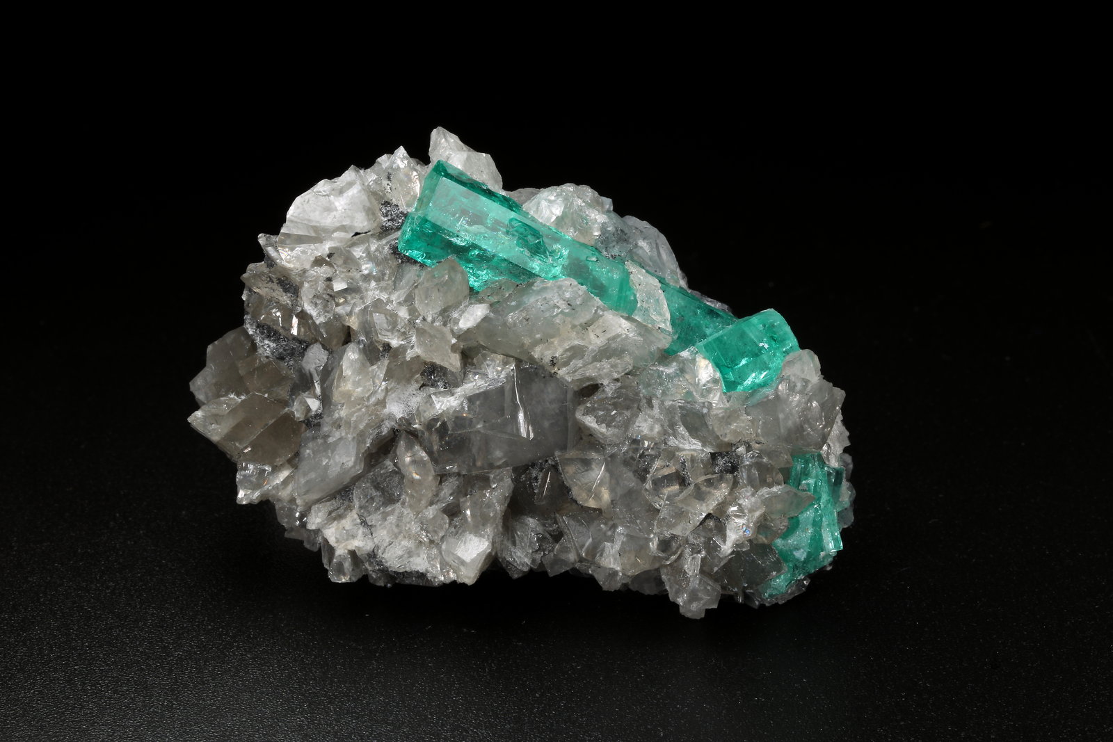 Beryl (variety emerald), Calcite, Dolomite
53x35x25mm, main xl=31x7mm
(Autor: Fiebre Verde)