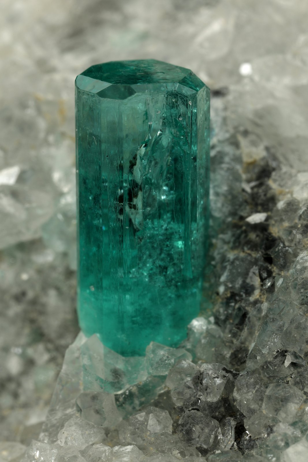 Beryl (variety emerald), Calcite
65x50x40mm, xl=10mm
(Autor: Fiebre Verde)
