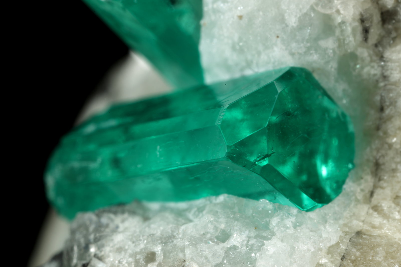 Beryl (variety emerald), Calcite
39x27x25mm, main xl=11mm
(Autor: Fiebre Verde)
