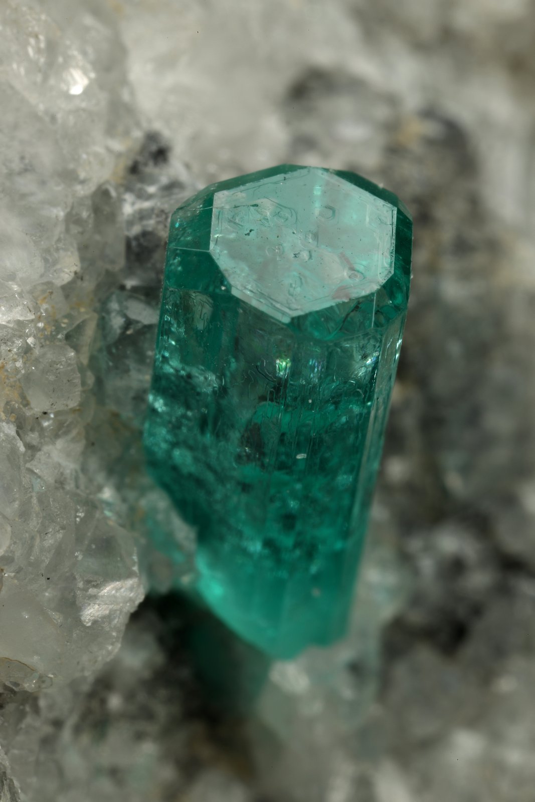 Beryl (variety emerald), Calcite
65x50x40mm, xl=10mm
(Autor: Fiebre Verde)