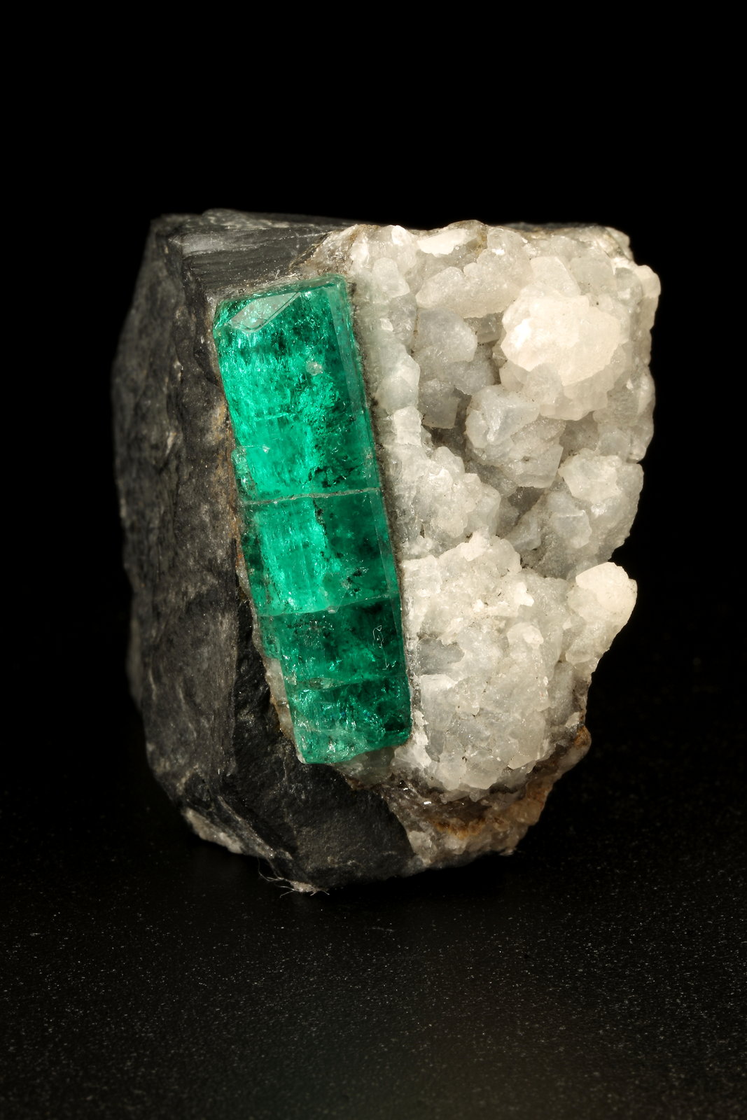 Beryl (variety emerald), Calcite
22x33x38mm, xl=25x7mm
(Autor: Fiebre Verde)