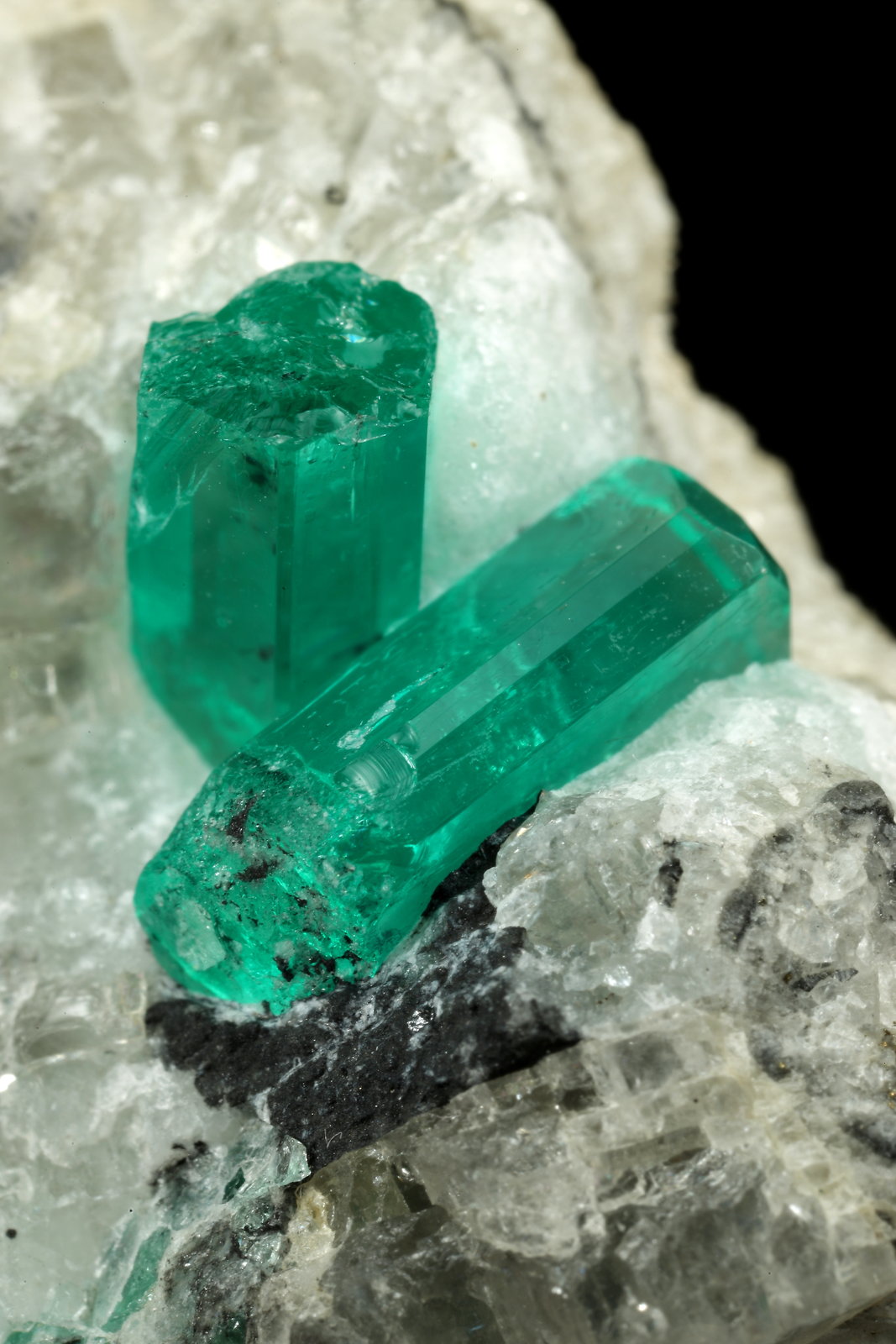 Beryl (variety emerald), Calcite
39x27x25mm, main xl=11mm
(Autor: Fiebre Verde)