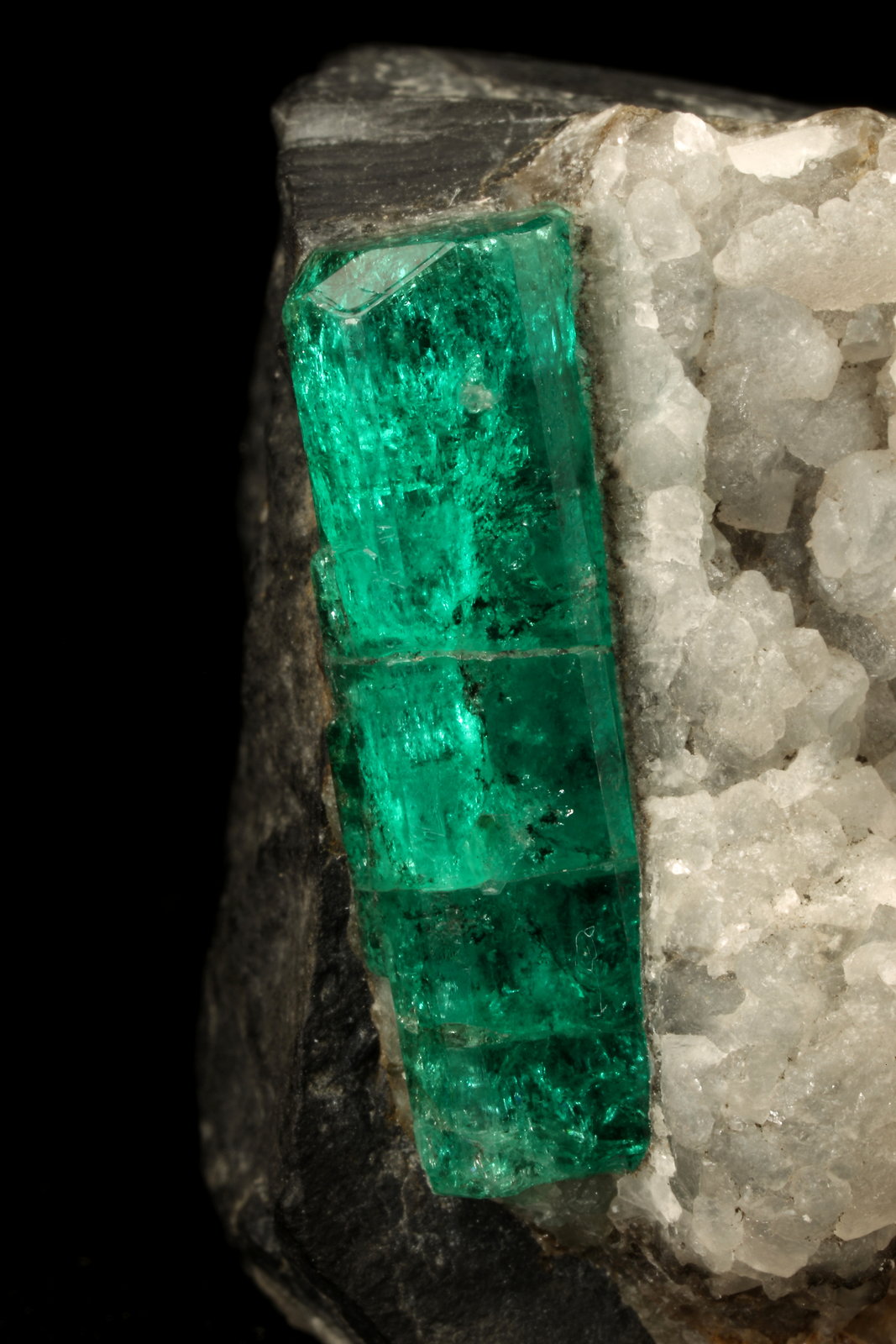Beryl (variety emerald), Calcite
22x33x38mm, xl=25x7mm
(Autor: Fiebre Verde)