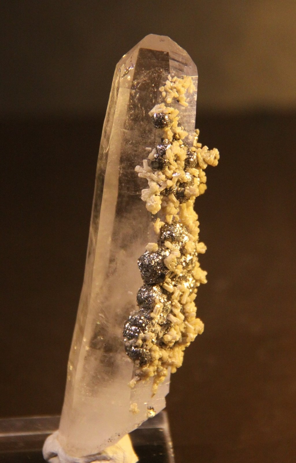 Apatite and Pyrite on Quartz
25mm x 86mm x 21mm
(Autor: Firmo Espinar)