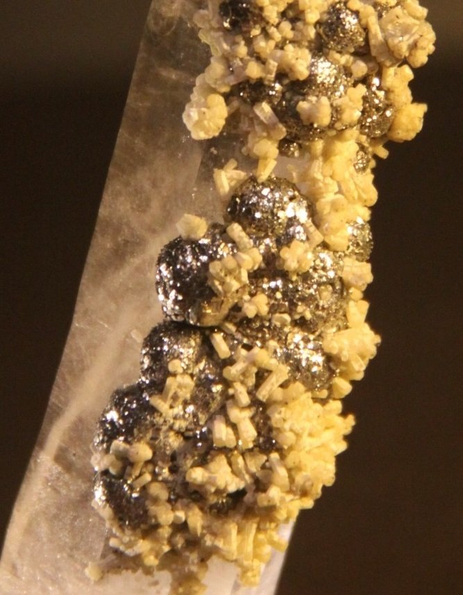 Apatite and Pyrite on Quartz
25mm x 86mm x 21mm
(Autor: Firmo Espinar)