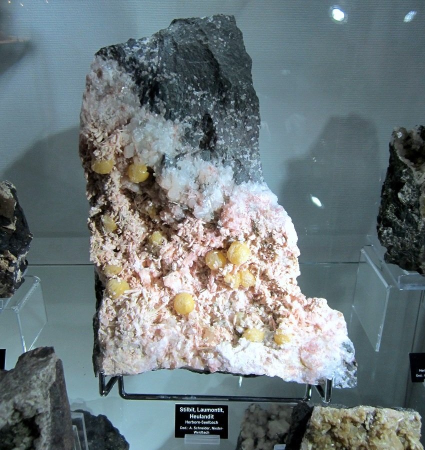 Stilbite (Series), Laumontite, Heulandite
Specimen size approx. 35 cm
(Autor: Tobi)