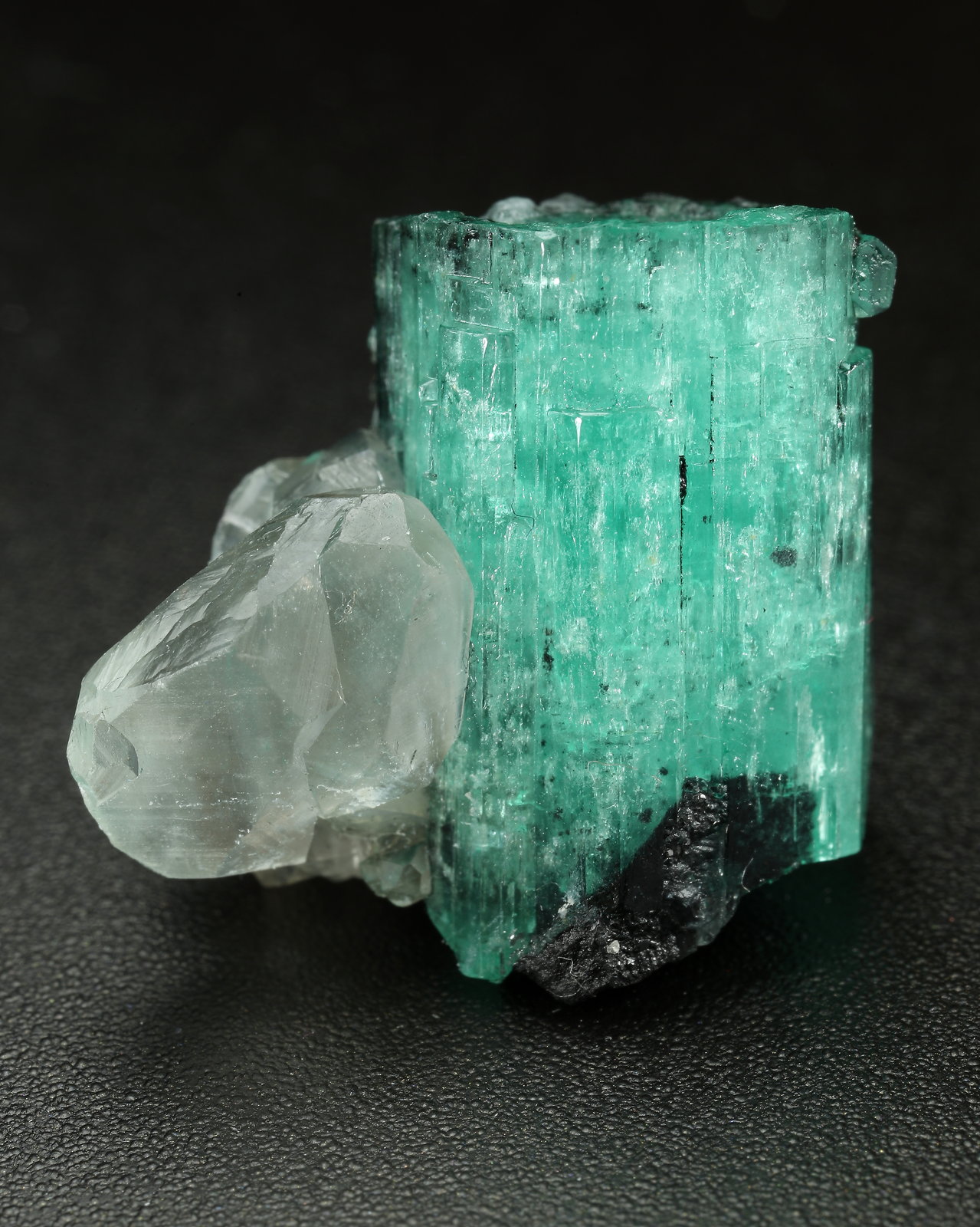 Beryl (variety emerald), Calcite
xl=19x13mm
(Autor: Fiebre Verde)