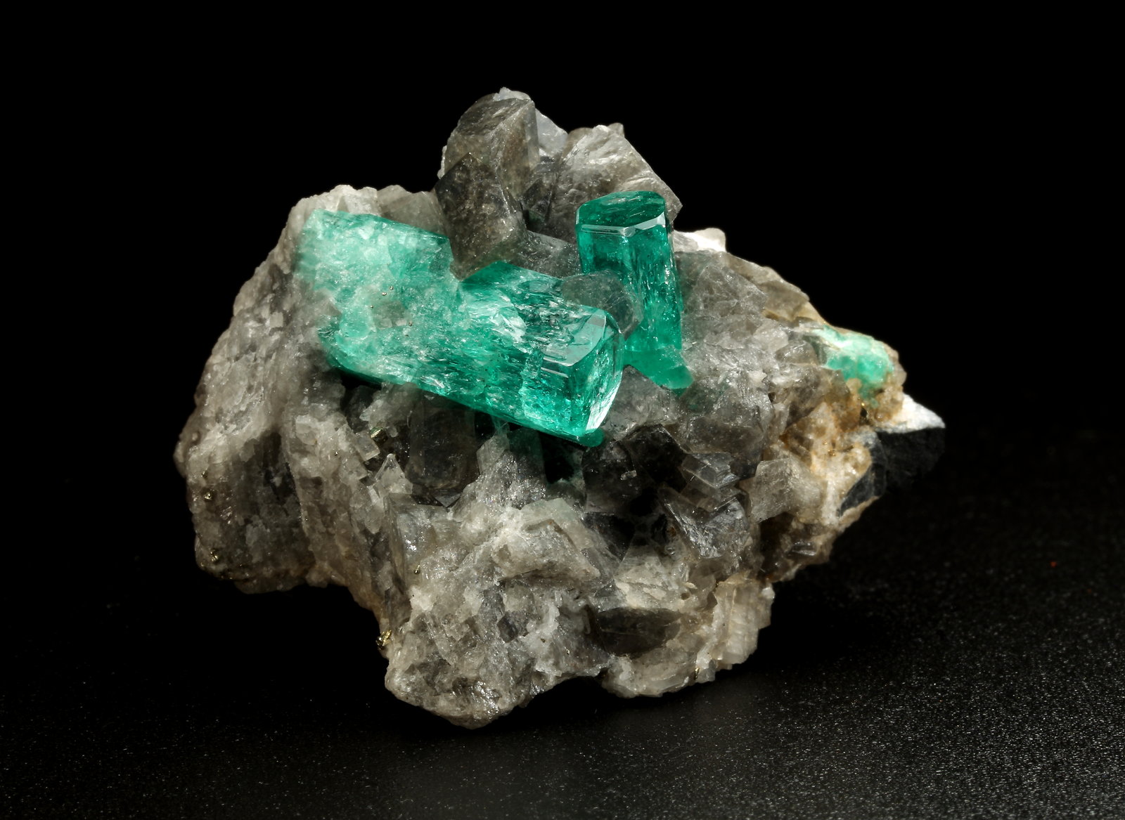Beryl (variety emerald), Calcite, Pyrite
38x24x29mm, largest xl=17mm
(Autor: Fiebre Verde)