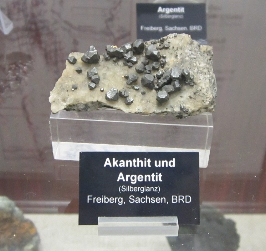 Acanthite
Specimen size ~ 6 cm
(Autor: Tobi)