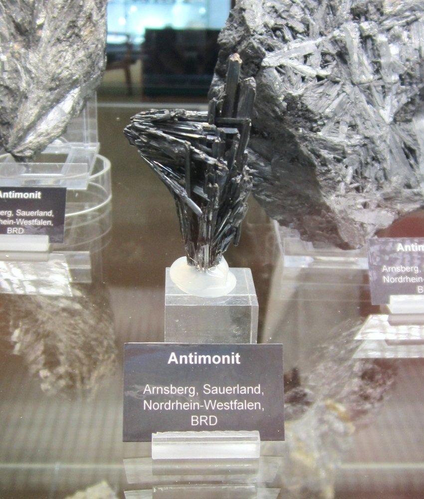 Stibnite
Specimen size ~ 6 cm
(Autor: Tobi)