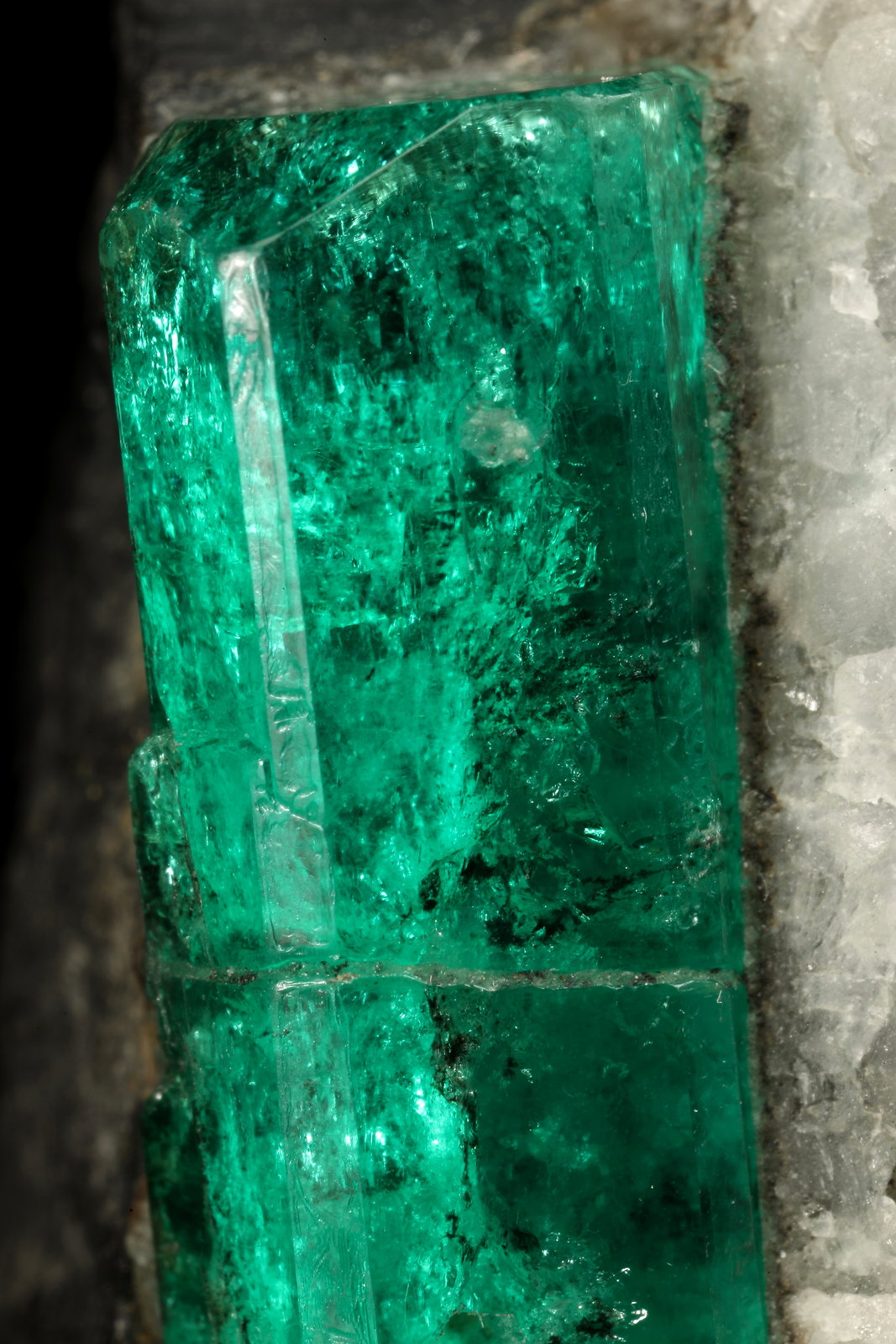 Beryl (variety emerald), Calcite
22x33x38mm, xl=25x7mm
(Autor: Fiebre Verde)
