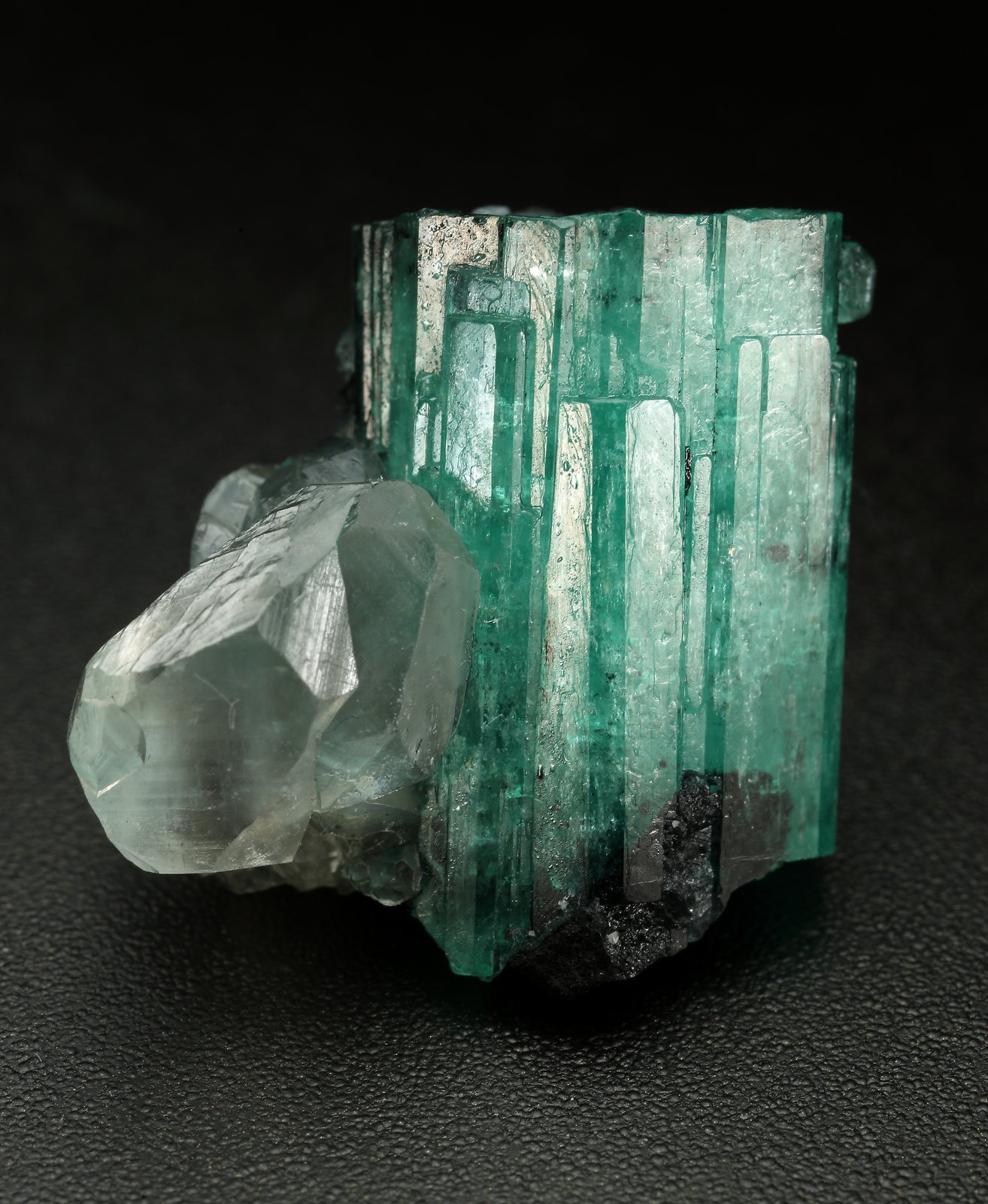 Beryl (variety emerald), Calcite
xl=19x13mm
(Autor: Fiebre Verde)