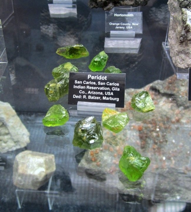 Forsterite (variety peridot)
each one ~ 1-2 cm
(Autor: Tobi)