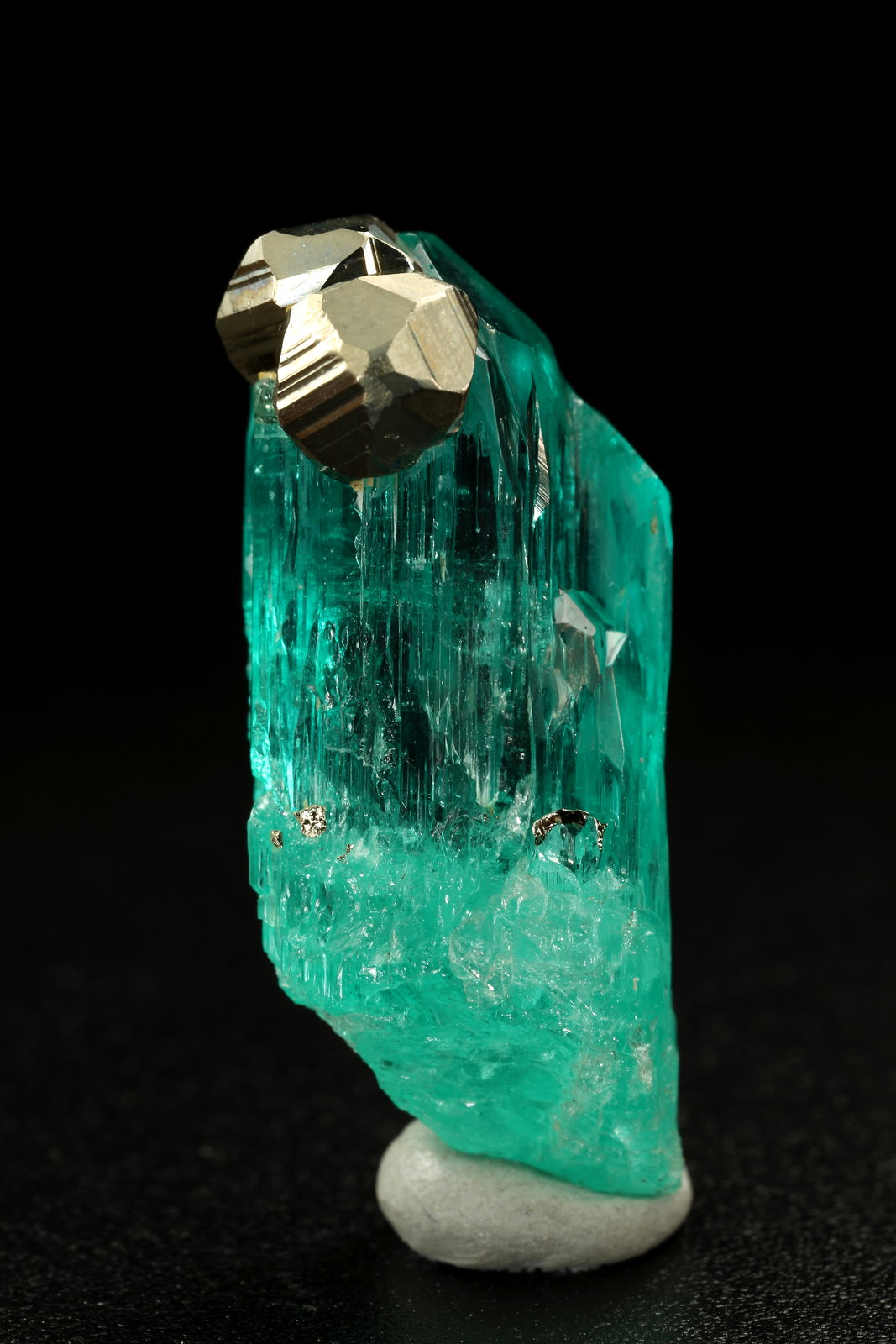 Beryl (variety emerald), Pyrite
xl=27x20mm
(Autor: Fiebre Verde)