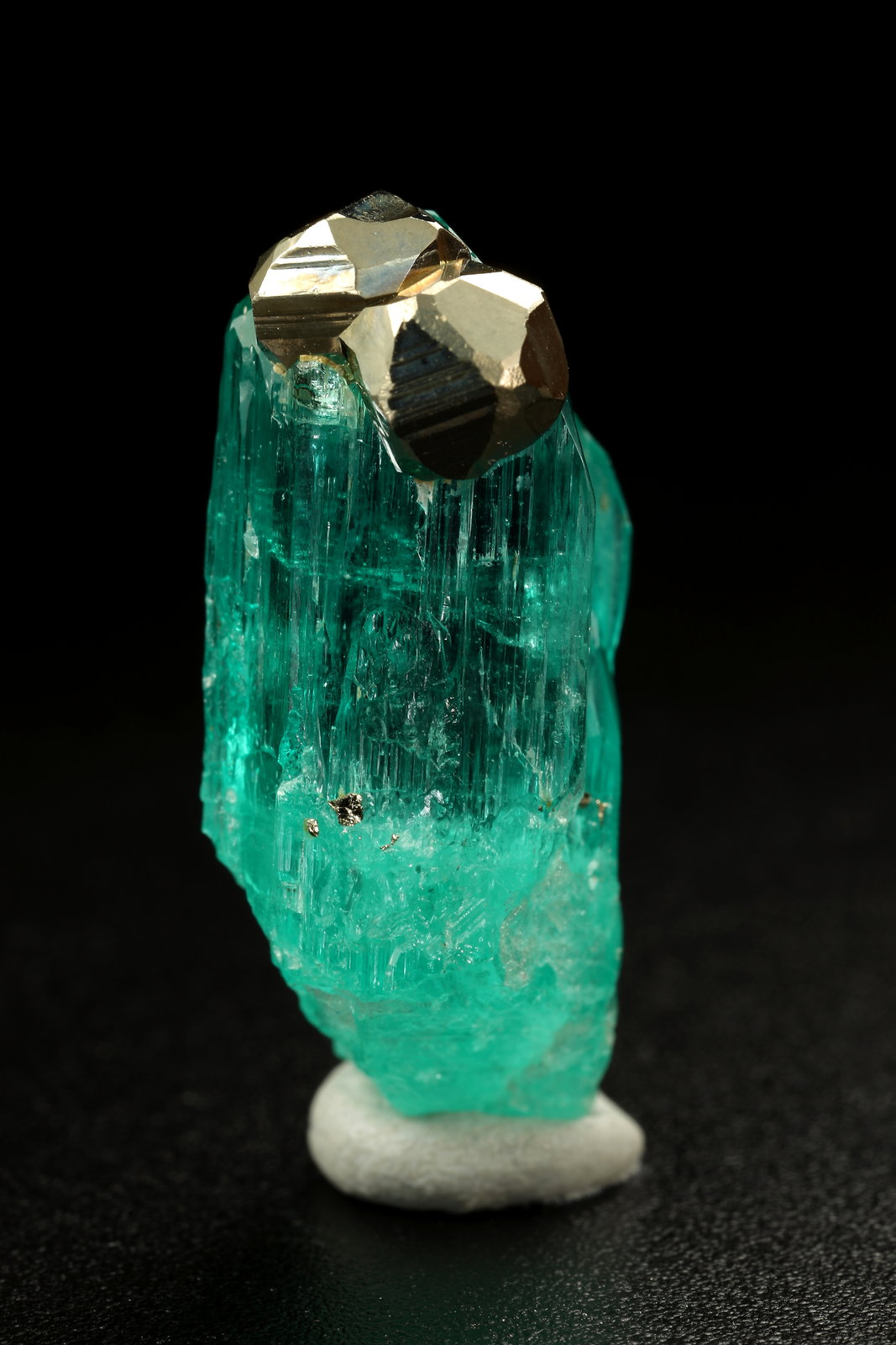 Beryl (variety emerald), Pyrite
xl=27x20mm
(Autor: Fiebre Verde)