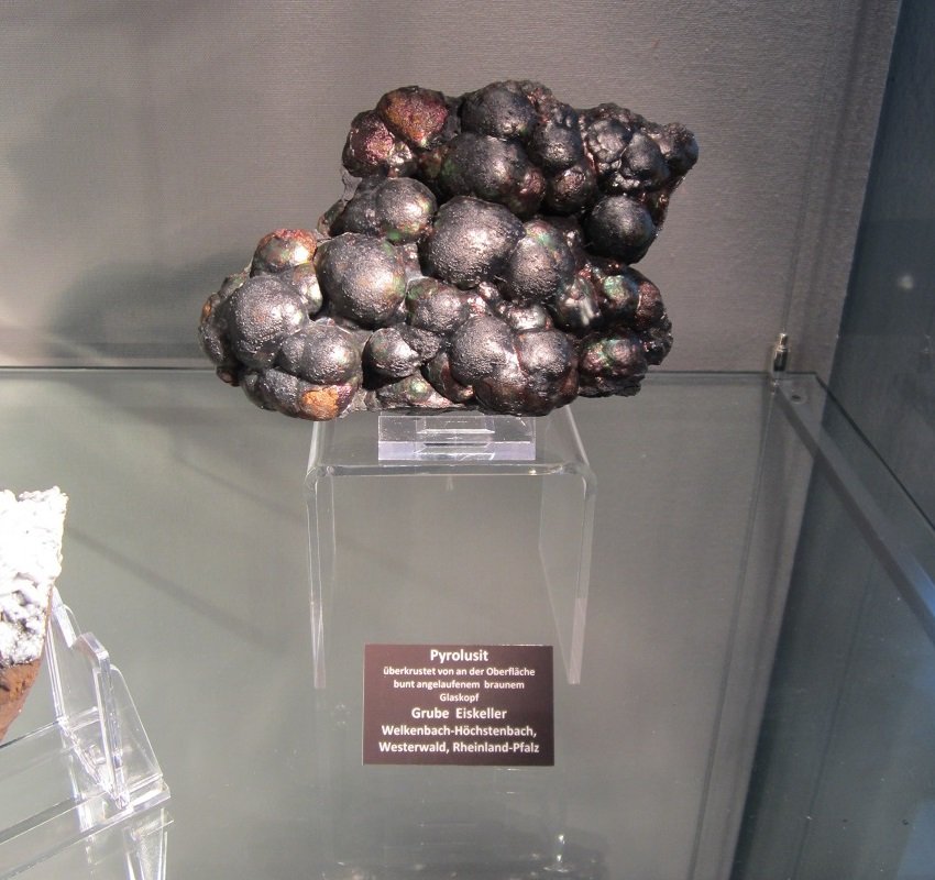 Pyrolusite coated by iron oxide
Specimen size ~ 12 cm
(Autor: Tobi)