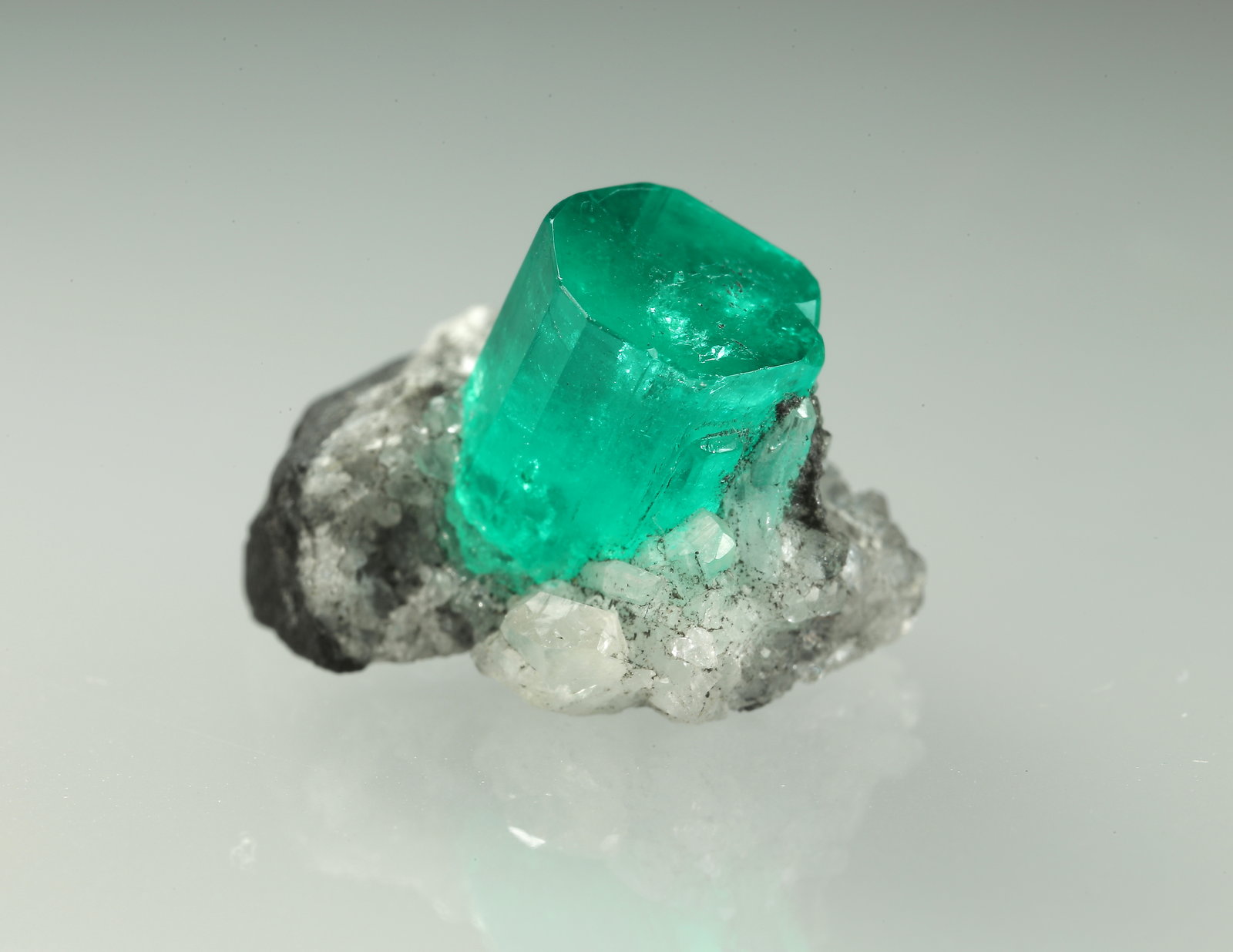 Beryl (variety emerald), Calcite
xl=9x7mm
(Autor: Fiebre Verde)