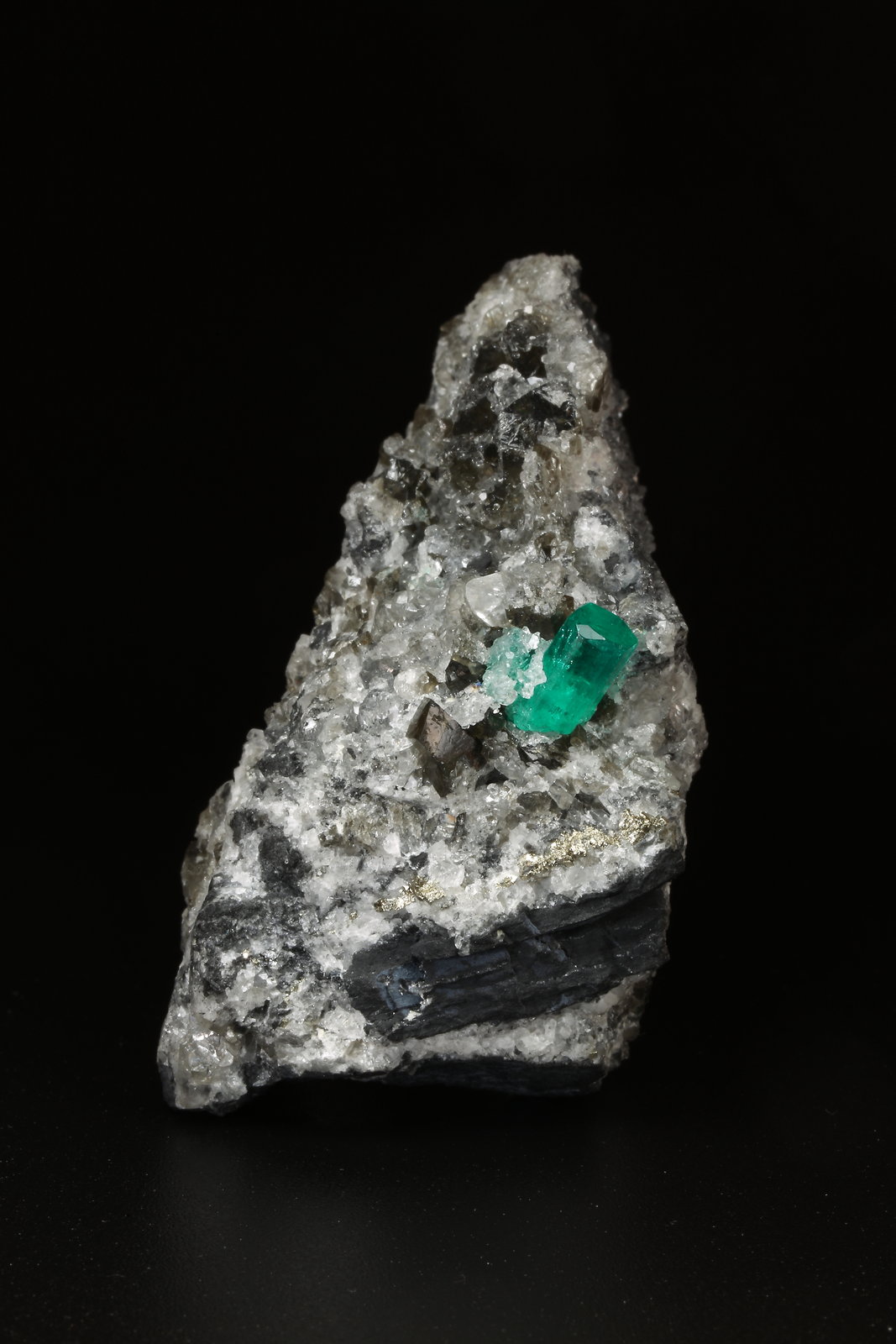 Beryl (variety emerald), Pyrite, Calcite, Dolomite
29x52x29mm, xl=8x4.5mm
(Autor: Fiebre Verde)