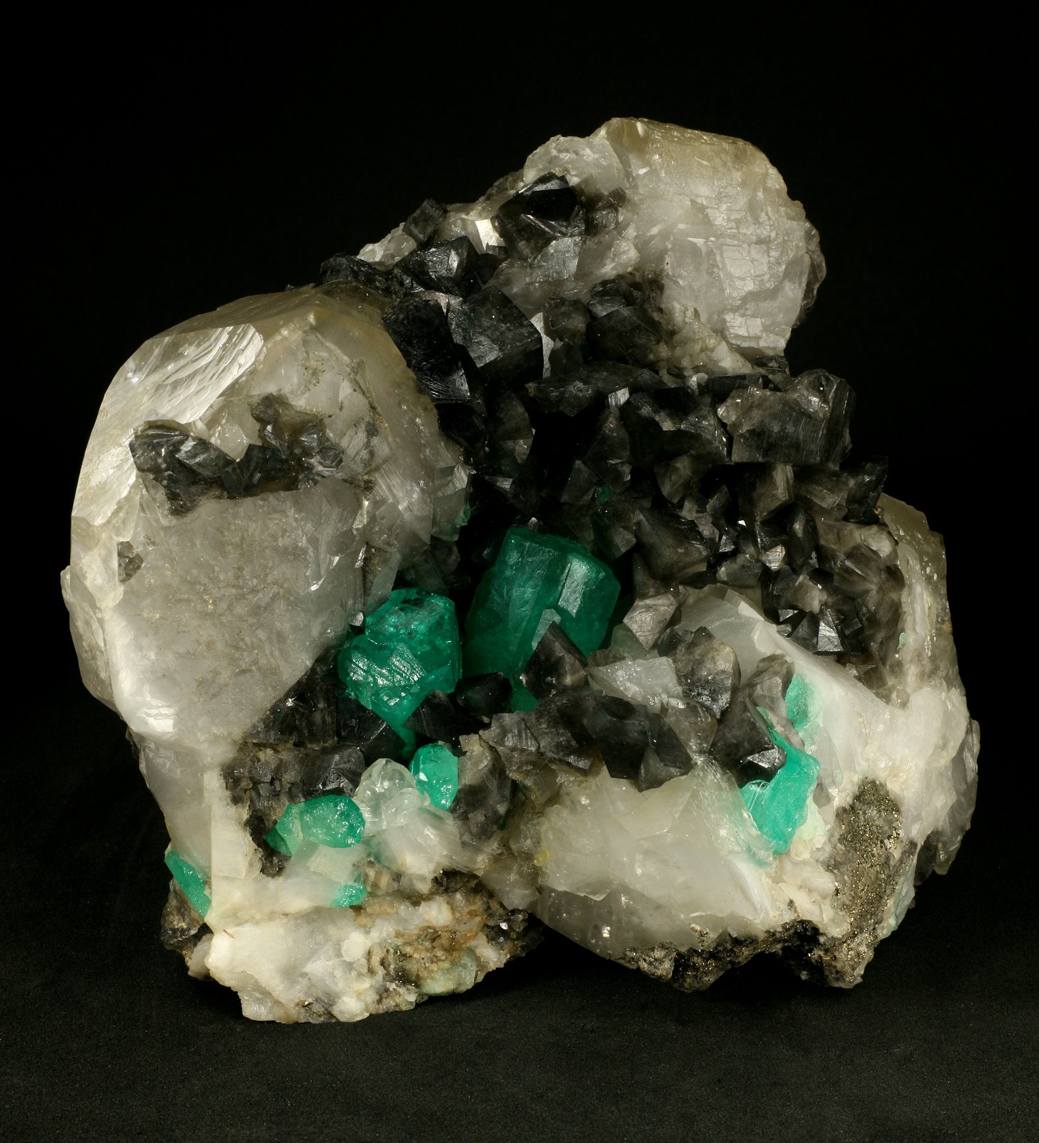 Beryl (variety emerald), Calcite
125x125x85mm
(Autor: Fiebre Verde)