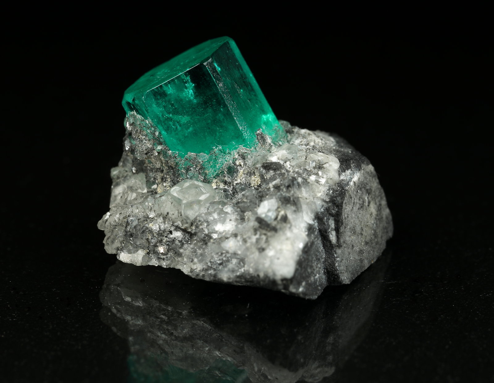 Beryl (variety emerald), Calcite
xl=9x7mm
(Autor: Fiebre Verde)