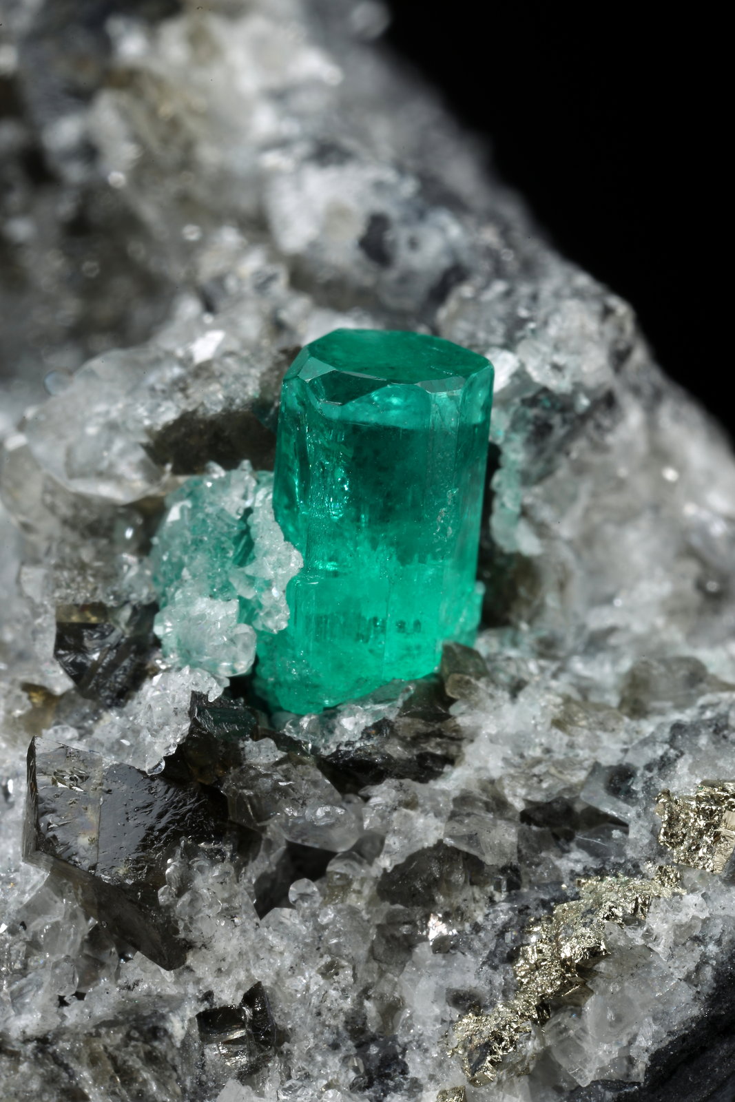 Beryl (variety emerald), Pyrite, Calcite, Dolomite
29x52x29mm, xl=8x4.5mm
(Autor: Fiebre Verde)