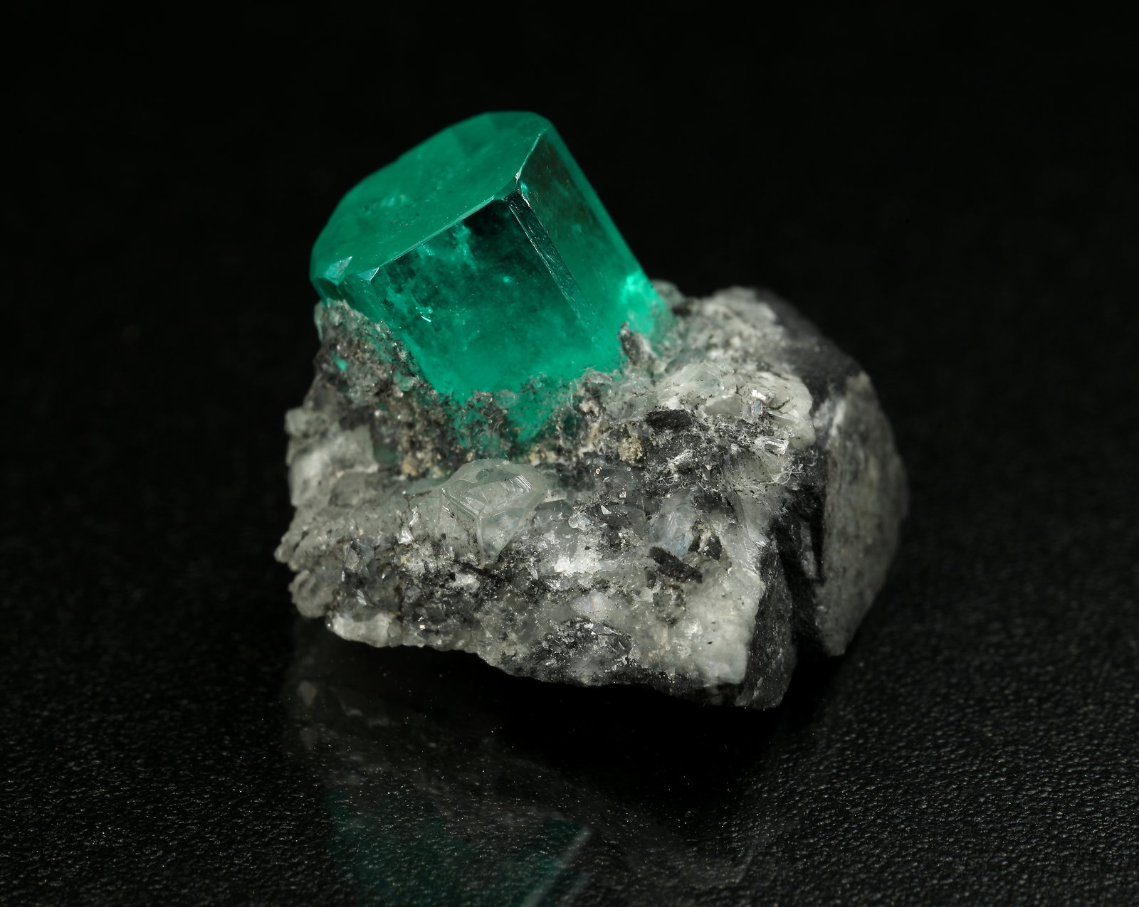 Beryl (variety emerald), Calcite
xl=9x7mm
(Autor: Fiebre Verde)