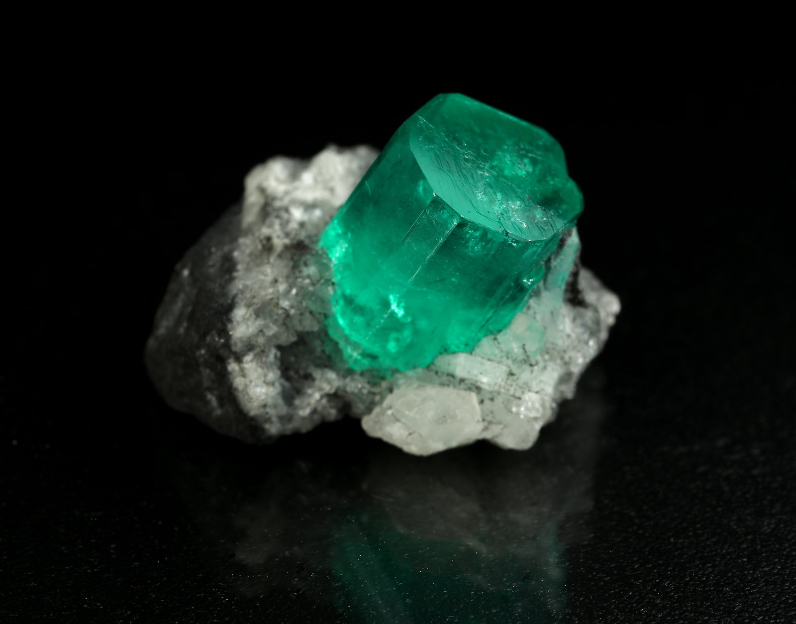 Beryl (variety emerald), Calcite
xl=9x7mm
(Autor: Fiebre Verde)