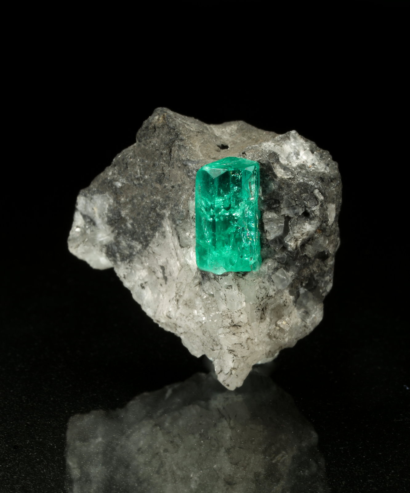 Beryl (variety emerald), Calcite
26x27x20mm, xl=11mm
(Autor: Fiebre Verde)