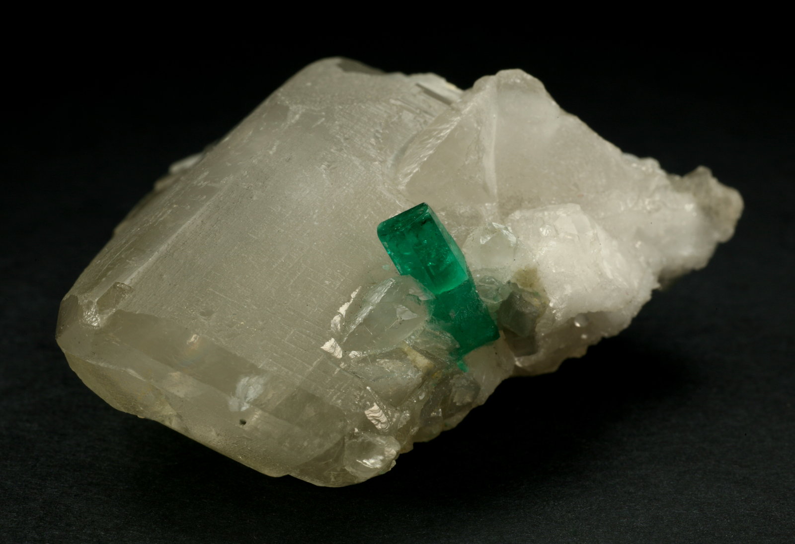 Beryl (variety emerald), Calcite
62x50x45mm
(Autor: Fiebre Verde)