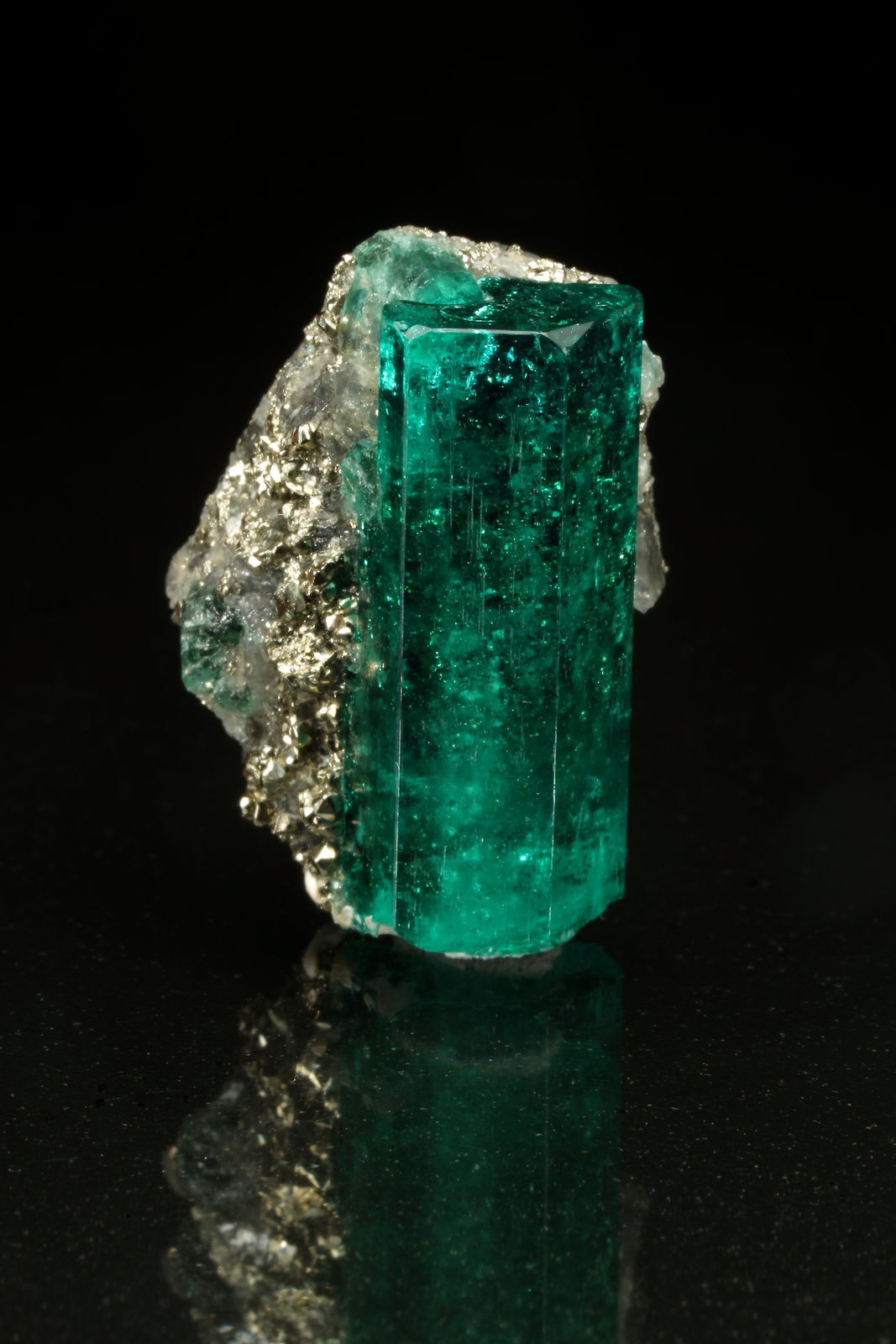 Beryl (variety emerald), Dolomite, Pyrite
xl=19x8mm
(Autor: Fiebre Verde)