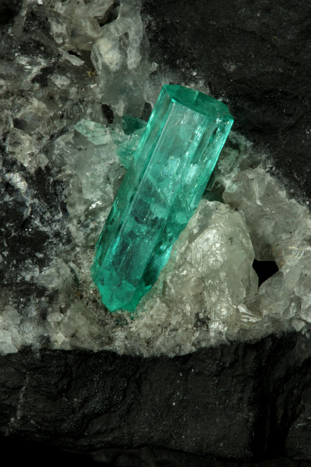 Beryl (variety emerald), Calcite
100x50x70mm, largest xl=17mm
(Autor: Fiebre Verde)