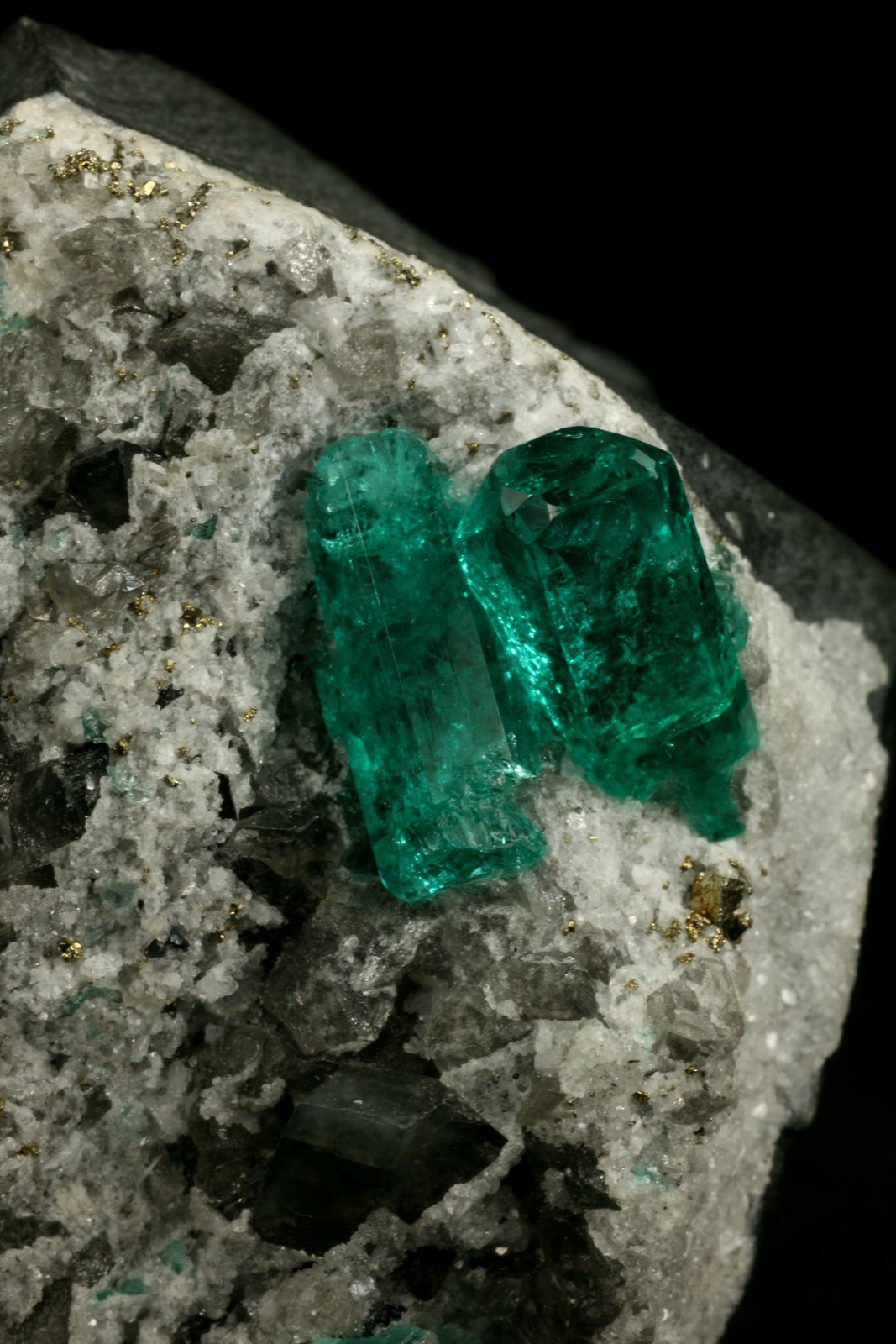 Beryl (variety emerald), Calcite, Pyrite
Crystal on the left is 14mm long.
(Autor: Fiebre Verde)