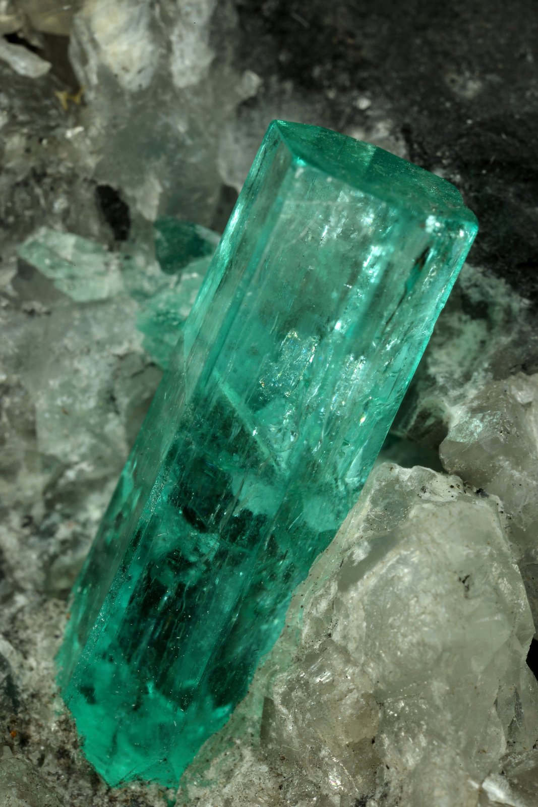 Beryl (variety emerald), Calcite
100x50x70mm, largest xl=17mm
(Autor: Fiebre Verde)