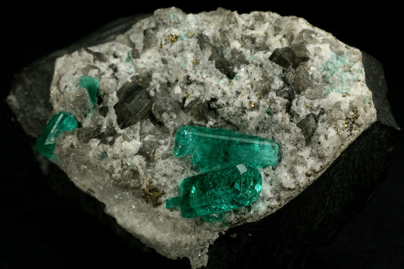 Beryl (variety emerald), Calcite, Pyrite
55x35x32mm
(Autor: Fiebre Verde)