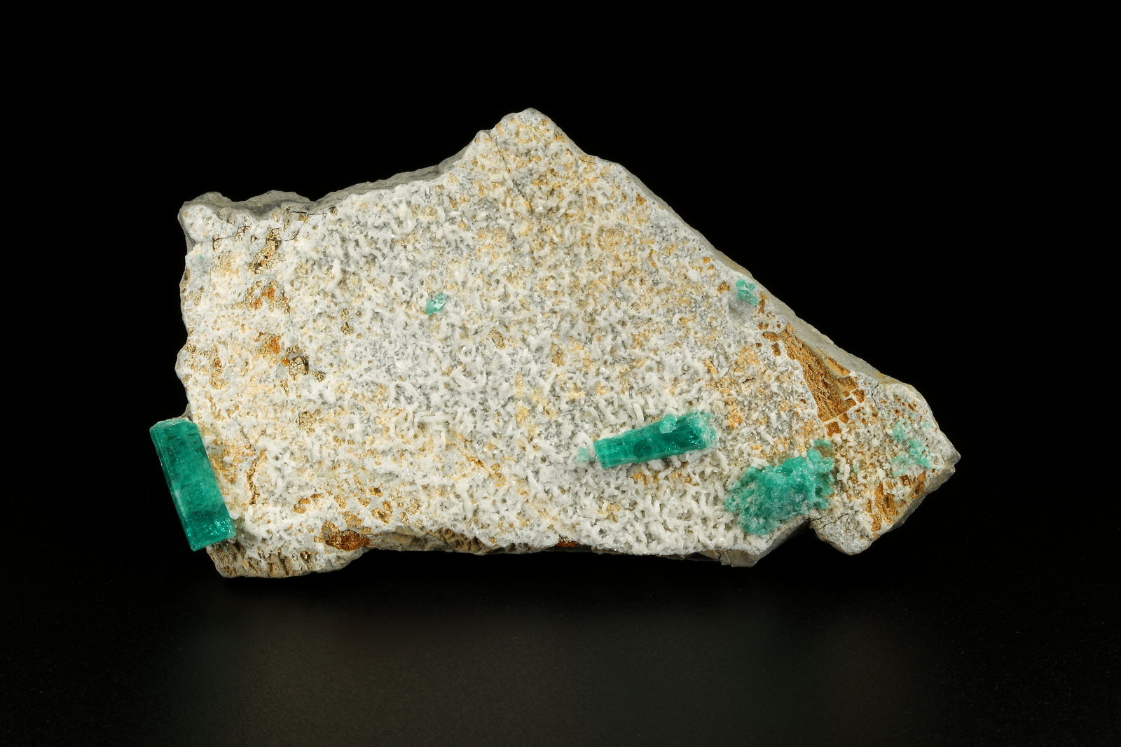 Beryl (variety emerald), Albite (variety cleavelandite)
86x49x11mm, xls=14 & 12mm
(Autor: Fiebre Verde)