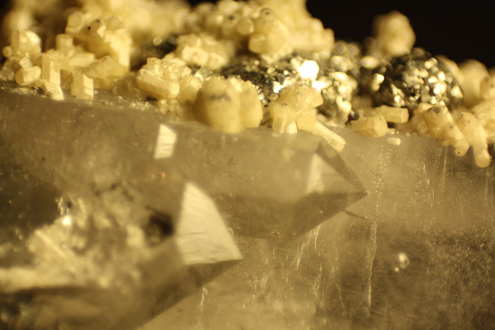 Apatite and Pyrite on Quartz
FOV 11 mm
(Autor: Firmo Espinar)