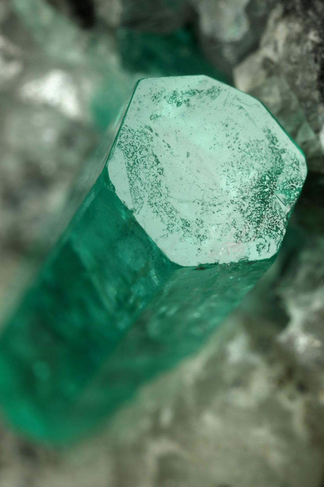 Beryl (variety emerald), Calcite
100x50x70mm, largest xl=17mm
(Autor: Fiebre Verde)