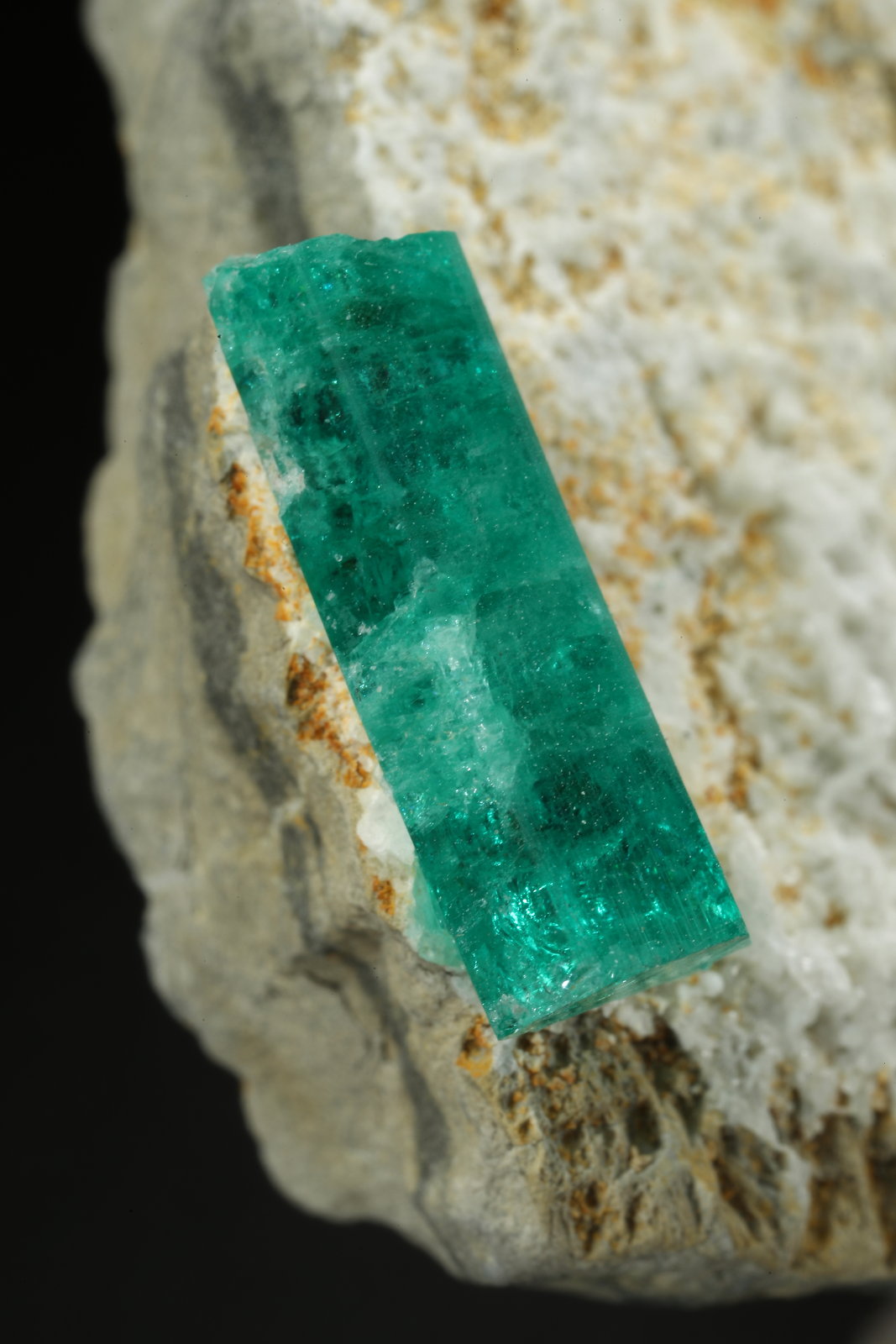 Beryl (variety emerald), Albite (variety cleavelandite)
86x49x11mm, xls=14 & 12mm
(Autor: Fiebre Verde)